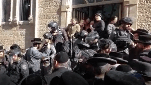 מהומות במאה שערים: עשרות מתושבי השכונה יידו אבנים על שוטרים