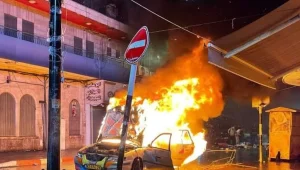ישראלים נכנסו בטעות לרמאללה - רכבם הותקף הוצת • תיעוד
