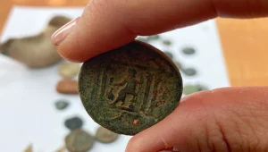 מטבע חשמונאי ותבליט מנורת המקדש: השלל שנתפס אצל תושב מזרח י-ם