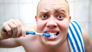 כך תלבינו את השיניים בעצמכם בלי ללכת לרופא שיניים