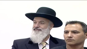 אחרי שישב בכלא: הרב מצגר רוצה לחזור לבית הכנסת, המתפללים מתנגדים