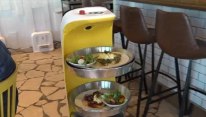 מהפכה בענף המלצרות: רובוט שמגיש אוכל ללקוחות
