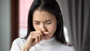 רגילים למשוך באף כשיש לכם נזלת? אתם עלולים לפגוע לעצמכם בשמיעה