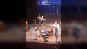 בן זוגה של שחקנית התיאטרון רעות אלוש עלה על הבמה והפתיע אותה עם הצעת נישואין