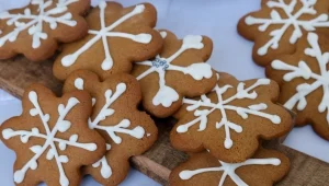 הביס הטעים של כריסמס: עוגיית ג'ינג'רברד פתיתי שלג