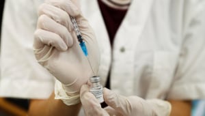 מתנגדי החיסונים לא בוחלים באמצעים – גם כשמדובר בשואה