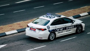 תל אביב: הנהגת יצאה לרגע, הרכב נגנב - כשהכלב בתוכו