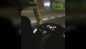 נהג האוטובוס שהסיע עשרות צעירים בשעת לילה תועד כשהוא משחק במכשיר הנייד