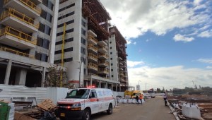 רמת גן: פועל בן 30 נהרג לאחר שנפל מגובה באתר בנייה