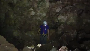 איש המערות: בני גרניט בנה את ביתו מעל מערת נטיפים תת קרקעית