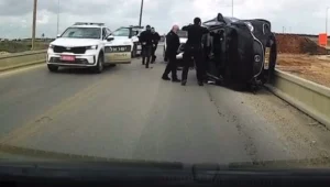 תיעוד: ברחו משוטרים ברכב גנוב, התהפכו - ונעצרו