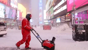 הסופה בארה"ב גבתה את חייהם של ארבעה בני אדם: החל מבצע פינוי השלג