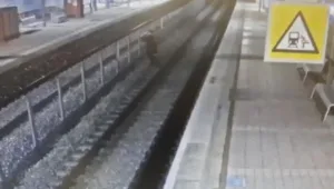 תיעוד: מיהר לתחנה וחצה את המסילה - שניות לפני הגעת הרכבת
