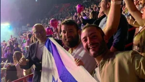 התשובה לזמרת דואה ליפה: ישראלים הניפו דגלי ישראל בהופעה אחרי שתקפה את צה"ל