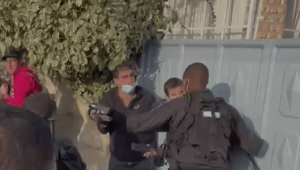 מהומות בשייח ג'ראח: כתב חדשות 13 הוכה באלה ע"י שוטר, מפגינים פונו