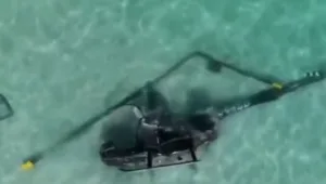 בזמן שעשרות בילו בחוף: מסוק התרסק למים במיאמי - שניים נפגעו קל | תיעוד