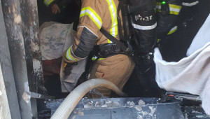 אדם נהרג בשריפה שפרצה בבניין בגליל - פעולות הכיבוי נמשכות