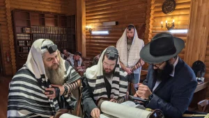 עשרות יהודים התאספו בבית כנסת בעיירה ליד קייב: "הקב"ה מגן עלינו"