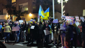 מאות מפגינים מול שגרירות רוסיה בת"א: "אוקראינה אנחנו איתך"