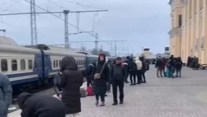 ברכבת מהעיר המופגזת: יומן מצולם עם מאות הפליטים מחרקוב