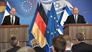 בנט לקנצלר גרמניה: "עומדים לצד האוקראינים ועוקבים אחר שיחות הגרעין"