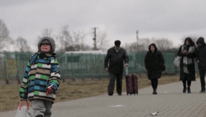 עם צעצוע אחד וגעגוע הביתה: הילדים שנמלטו מהמלחמה באוקראינה