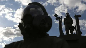 דיווח בארה"ב: רוסיה מכניסה לאוקראינה חליפות נגד נשק ביולוגי-כימי