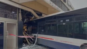 מאבד שליטה וסוטה מהנתיב: אוטובוס פגע בבניין המאה בת"א • תיעוד