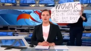 עובדת ערוץ החדשות הרוסי פרצה לשידור וקראה: "די למלחמה"