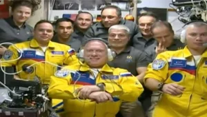 מחאה מהחלל: קוסמונאוטים רוסים הגיעו עם מדים בצבעי דגל אוקראינה