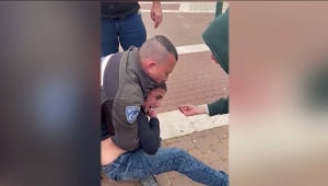 תיעוד חריג: מה גרם לשוטר לנהוג באלימות כלפי נער