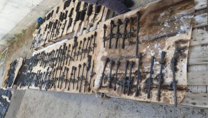 תיעוד: מאות חלקי נשקים צבאיים נמצאו במסתור בנגב