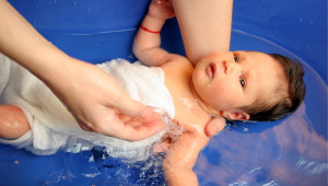 אל תחששו: כך תעברו בהצלחה את האמבטיה הראשונה לילד שלכם