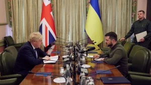 ביקור ג'ונסון: בריטניה תשלח לאוקראינה מערכות נגד ספינות וכלים משוריינים