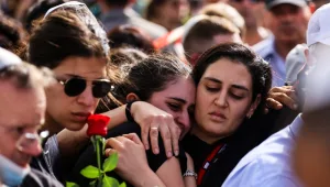 מאות בהלוויית תומר ואיתם שנרצחו בפיגוע: "הרוע והשנאה רק יגרמו למוות מיותר"
