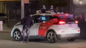 מה קורה כשניידת משטרה עוצרת רכב אוטונומי? צפו