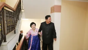 שליט צפון קוריאה מציג: בית מפואר במתנה - למגישת החדשות המפורסמת במדינה