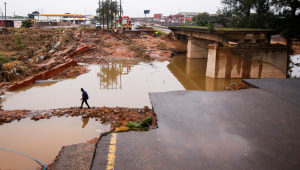 הצפות קטלניות בדרום אפריקה: 400 נהרגו בשיטפונות