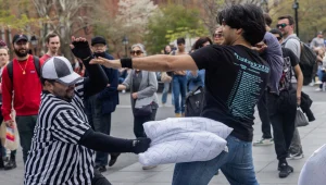 מחומשים בפיג'מות: מלחמת הכריות המסורתית נערכה בניו יורק