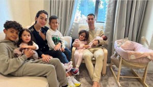 אחרי אובדן אחד התאומים בלידה: כריסטיאנו רונאלדו בתמונה משפחתית ראשונה