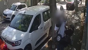 חשד: גנב קלנועית מאישה נכה באמצע תל אביב • תיעוד