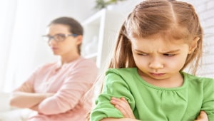 "זה קרה בגללך": כיצד להתנהג כשהילד מאשים אתכם בכל דבר רע שקורה?