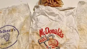 בתוך קיר המקלחת: תושב אילינוי מצא ארוחת מקדולנד'ס בת 60 שנה