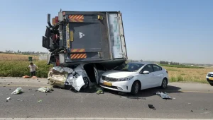 תאונה קשה בדרום: 3 הרוגים ו-6 פצועים, חשד שנהג המשאית חצה קו הפרדה רצוף