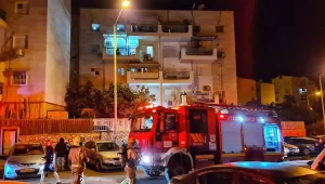 שריפה פרצה בבניין בב"ש: גבר כבן 34 נפגע באורח קשה