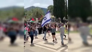 אחת נגד כולם: הניפה דגל ישראל מול מחאה של עשרות פרו פלסטינים
