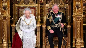 ההערכה בבריטניה: המלכה אליזבת החלה בהעברת תואר המלוכה לבנה צ'ארלס