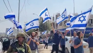 לאחר ידויי האבנים בשומרון: מפגינים מניפים דגלי ישראל בחווארה