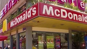 תביעה ייצוגית נגד מקדונלדס: משלמים להגדלת ארוחה ומקבלים את אותה כמות