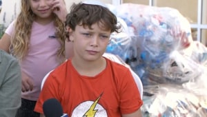 לזכר אחיו: בן ה-9 אוסף אלפי בקבוקים לקניית ספר תורה